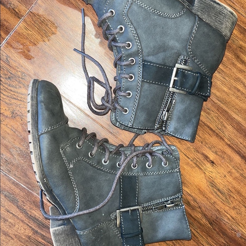 Black boots size 6